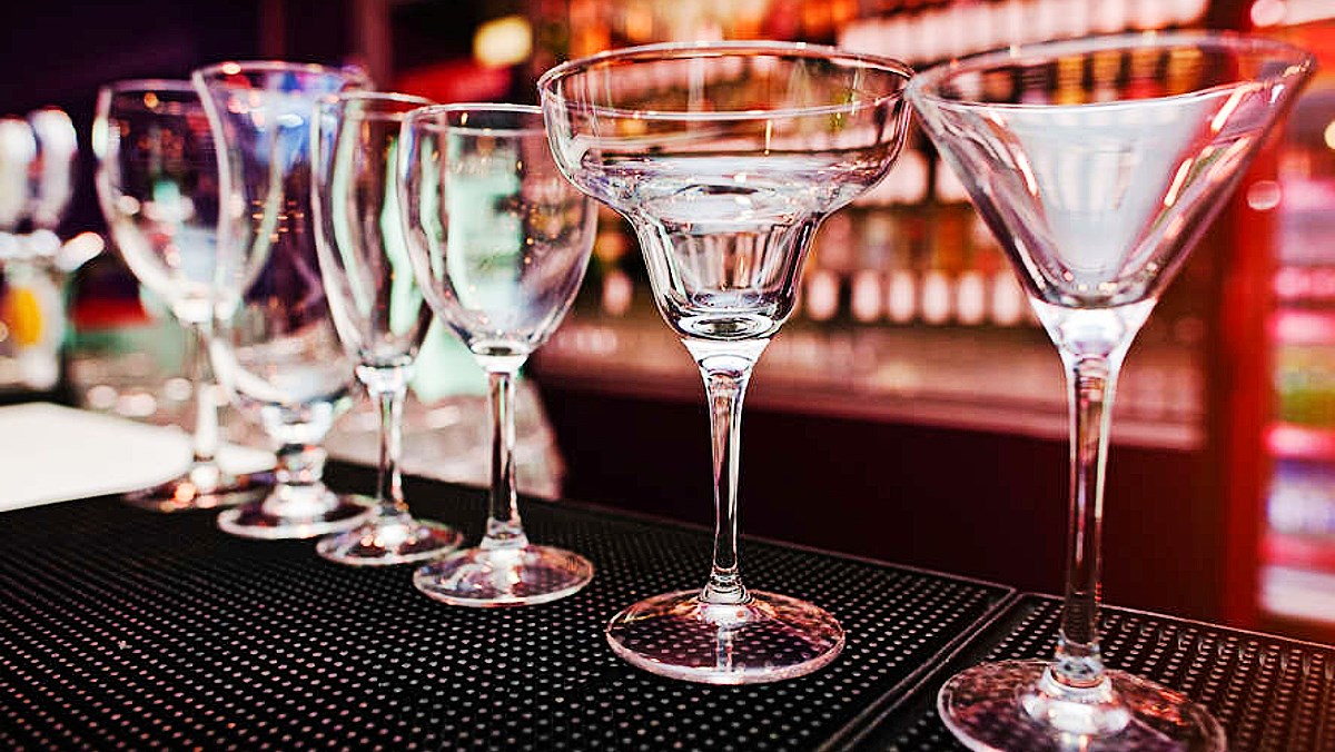 Khám phá các loại ly cocktail thông dụng được sử dụng trong quán bar