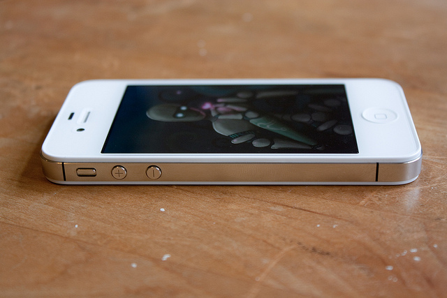 Siêu HOT-Iphone 4S màu trắng world 64gb ZP bao zin 100%,mới keng 99%,bao xài,chỉ 5trx