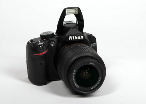 Nikon D3200 có khả năng kết nối Wi-Fi qua phụ kiện gắn rời.