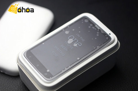 Nhấc nắp giấy của vỏ hộp lập tức để lộ ra HTC One X. One X là đại diện cao cấp nhất của dòng smartphone HTC One.