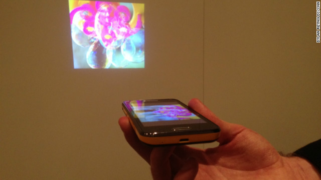 Điện thoại tích hợp máy chiếu