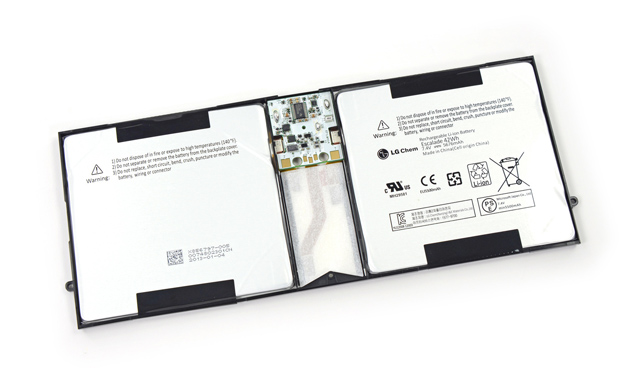 Cận cảnh thỏi pin khá to của Surface Pro 2, ở giữa 2 cell pin là mạch quản lý pin với 1 con chip của Texas Instruments