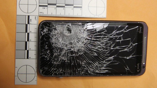Chiếc HTC EVO 3D bị ăn đạn