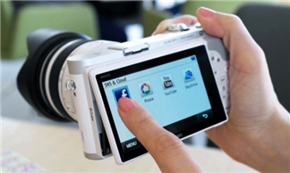 Samsung NX-300M, máy ảnh không gương lật chạy Tizen OS