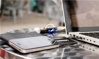 Sạc pin cho iPhone 5 bằng kính mắt