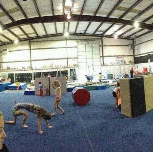 Cậu bé có phần lưng dài nhất thế giới