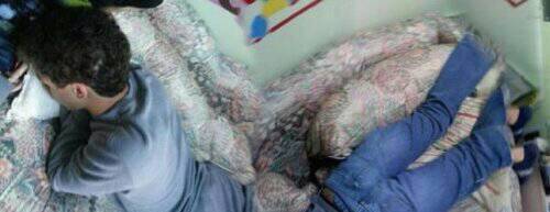 Căn phòng có vẻ khá chật với cậu ấy