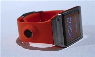 Đến lượt Samsung Galaxy Gear căng mình chịu đạn