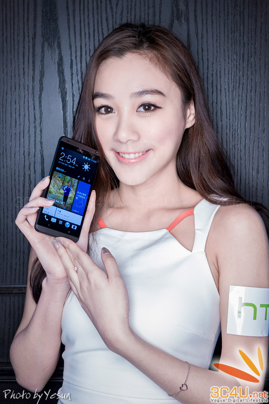 Hot girl cực xinh cùng HTC Desire 700