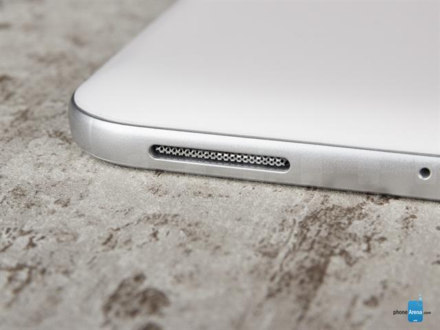 Máy được tích hợp công nghệ âm thanh Dolby Digital Plus cùng hệ thống loa stereo tân tiến