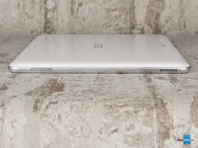 Cạnh phải có bộ đôi nút tăng giảm âm lượng và thêm một dải loa ngoài thứ 2