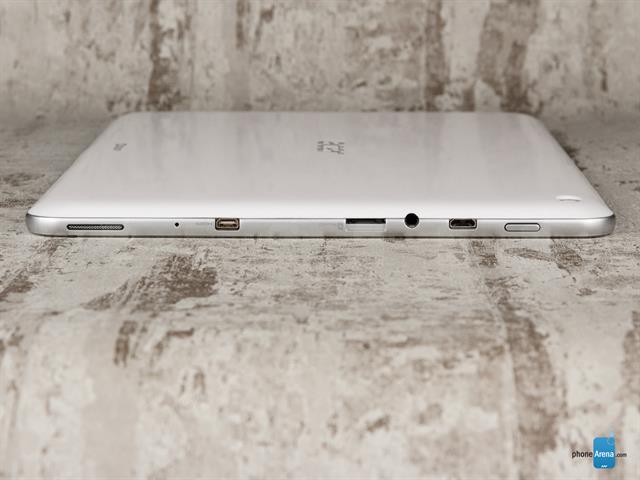 Cạnh trái có 1 dải loa ngoài, thêm 1 lỗ Mic nữa, cổng Micro-HDMI, cổng Micro-SD, jack tai nghe 3.5mm, cổng Micro-USB kiêm sạc pin và nút nguồn
