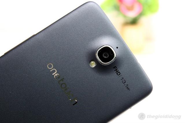 Camera sau 13MP kết hợp cùng đèn LED Flash trợ sáng và thêm một lỗ Mic thứ 2