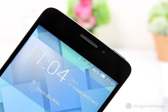 Mặt trước của máy có dải loa thoại, cảm biến và camera phụ 2.1MP