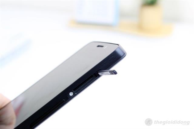 Mặt khác, cạnh phải lại có bộ đôi nút tăng giảm âm lượng và thêm một khay SIM thứ 2