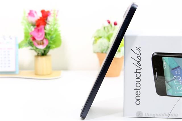 Cạnh trái chỉ có duy nhất một khay SIM