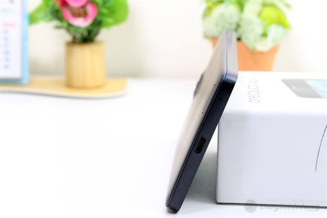 Đáy máy có cổng Micro-USB kiêm sạc pin và thêm một lỗ Mic thứ 2