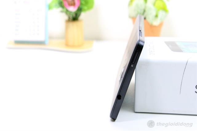 Đỉnh máy có cổng tai nghe và nút nguồn