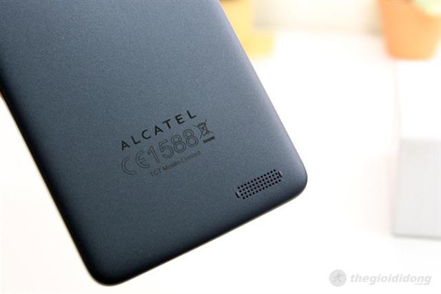 Loa ngoài nằm ở mặt sau của máy