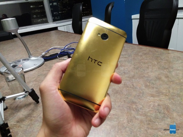 Một số hình ảnh khác của phiên bản vàng 24K này: