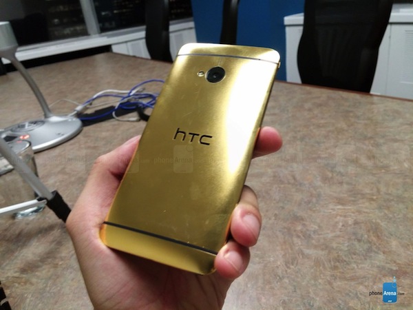Một số hình ảnh khác của phiên bản vàng 24K này: