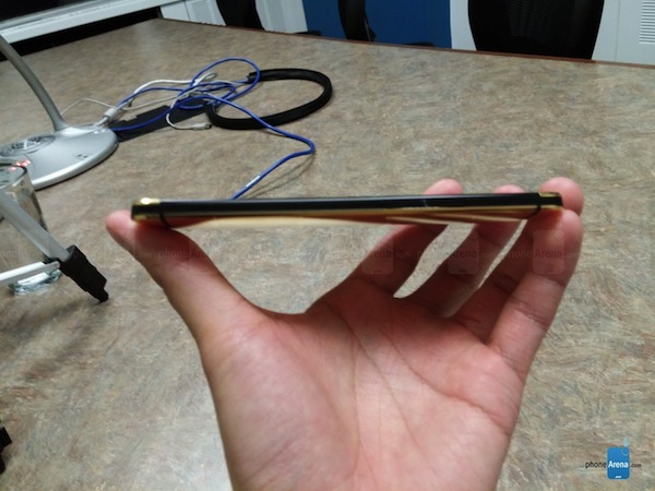 Một số hình ảnh khác của phiên bản vàng 24K này: