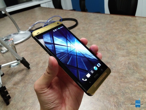 Một số hình ảnh khác của phiên bản vàng 24K này: