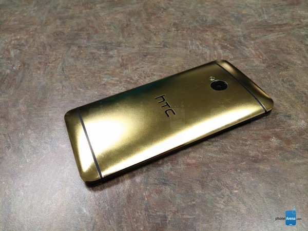 Một số hình ảnh khác của phiên bản vàng 24K này: