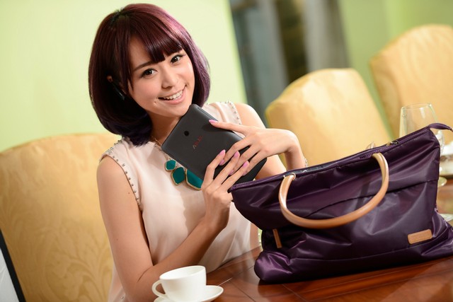 ASUS MeMO Pad HD7 trên tay thiên thần cực xinh
