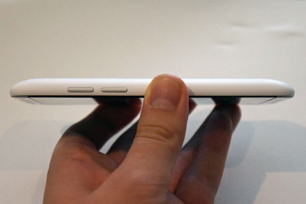 Cạnh phải có bộ đôi phím tăng giảm âm lượng được thiết kế tách biệt nhau