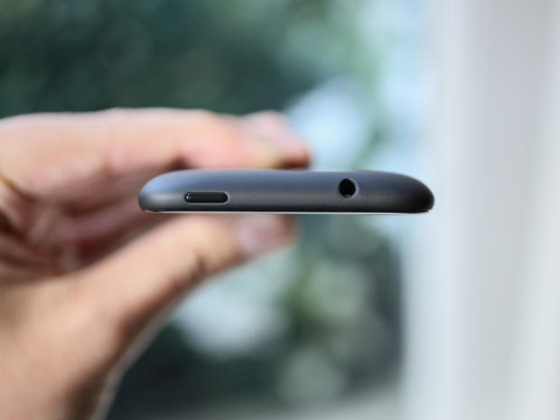 Đỉnh máy có nút nguồn và cổng tai nghe 3.5mm