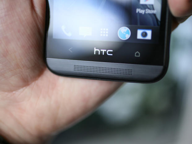 Loa âm thanh nổi BoomSound được thiết kế ở mặt trước, phía trên có 2 phím cảm ứng và logo thương hiệu HTC