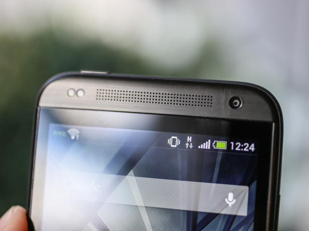 Viền mặt trước của máy có dải loa thoại lớn, camera phụ VGA và bộ đôi cảm biến