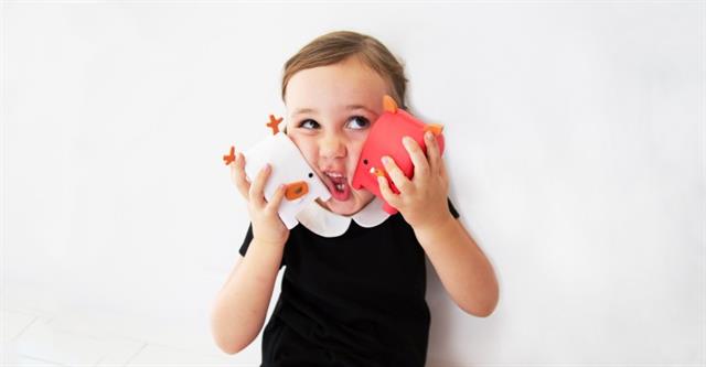 Trẻ nhỏ rất thích thú khi vui cùng Mailmen Toys