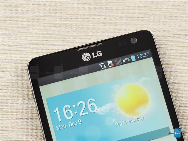 Mặt trước của máy có dải loa thoại, camera phụ và logo thương hiệu LG