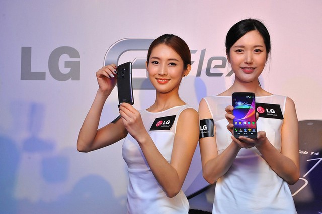 LG G Flex trê tay PG cực xinh
