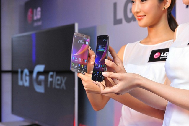 LG G Flex trê tay PG cực xinh