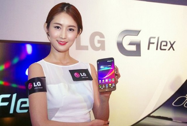 LG G Flex trê tay PG cực xinh