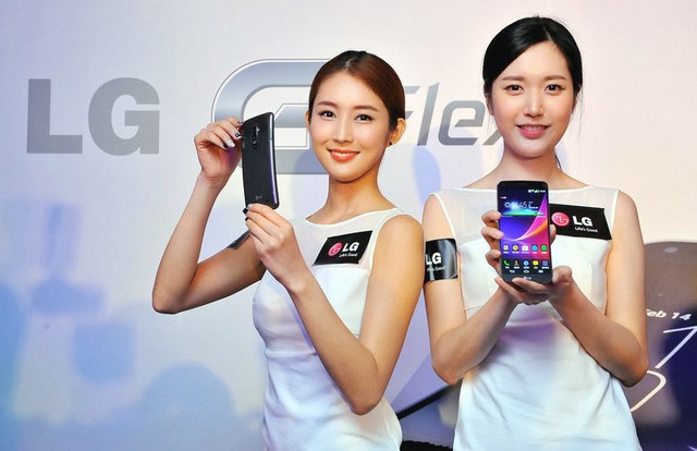 LG G Flex trê tay PG cực xinh