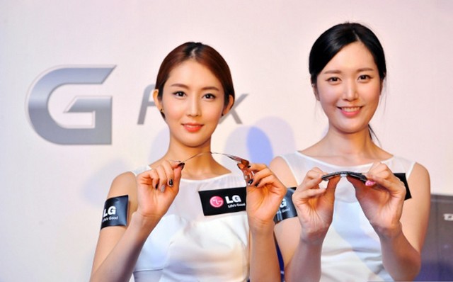 LG G Flex trê tay PG cực xinh