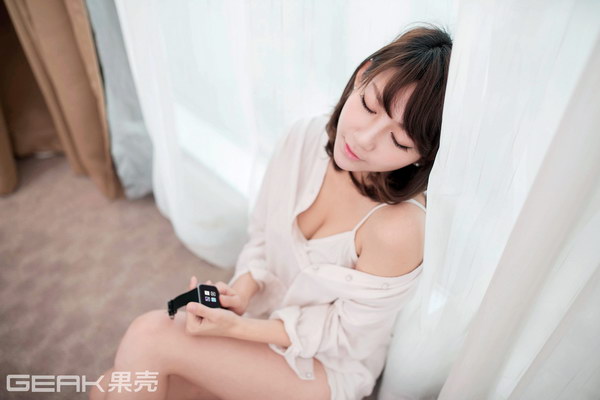 Smart Watch trên tay mẫu nữ sexy