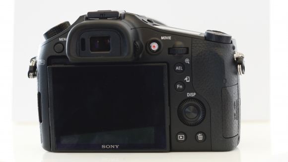 Một cái nhìn tổng quan ở mặt sau của Sony RX10