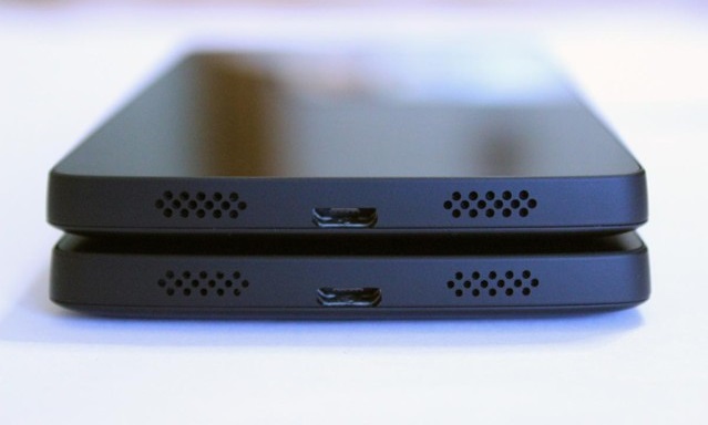 Loa ngoài Nexus 5 mới (trên) và cũ (dưới)