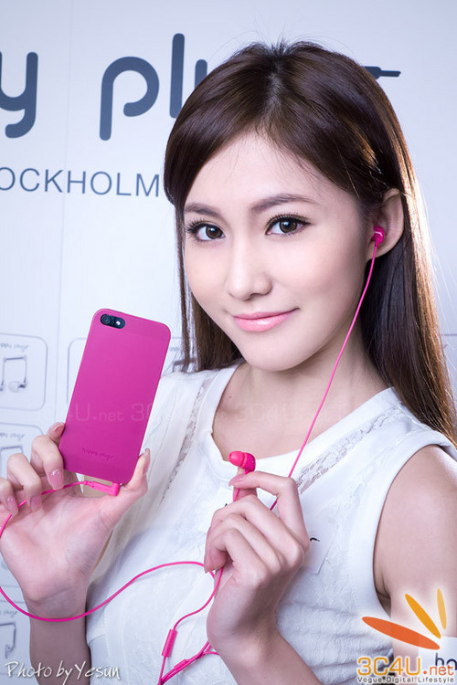 PG xinh như thiên thần cùng tai nghe cao cấp