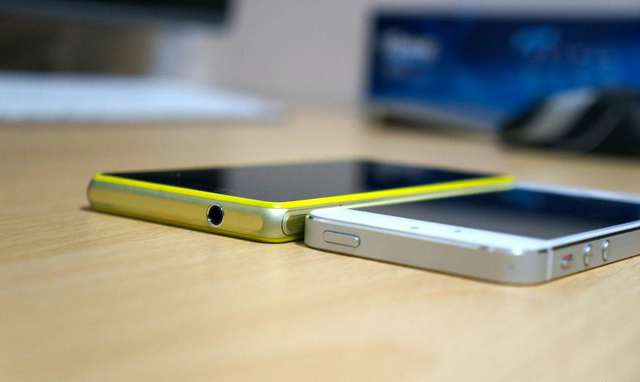 Xperia Z1 Mini và iPhone 5S