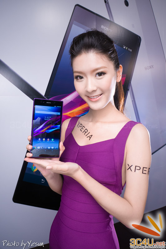 Xperia Z Ultra trên tay chân dài xinh như thiên thần