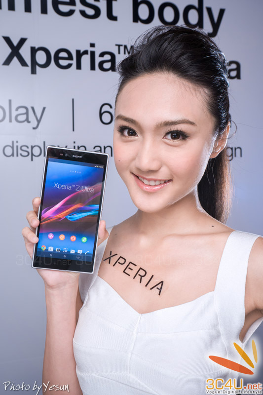 Xperia Z Ultra trên tay chân dài xinh như thiên thần