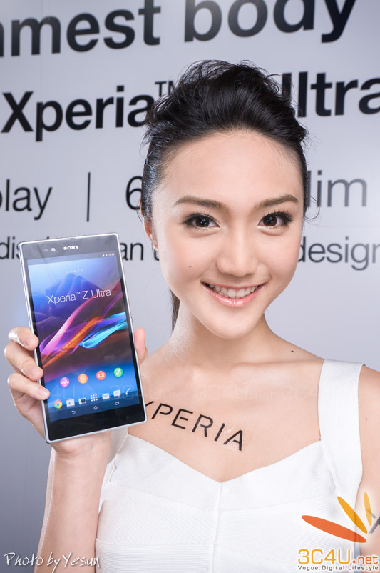 Xperia Z Ultra trên tay chân dài xinh như thiên thần