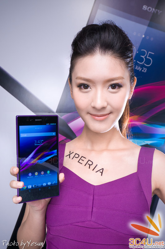 Xperia Z Ultra trên tay chân dài xinh như thiên thần