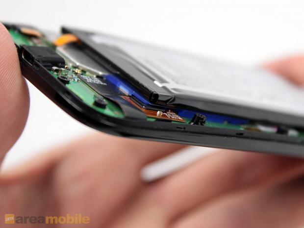 Bộ nhớ trong nằm phía dưới thỏi pin có gam màu xanh dương